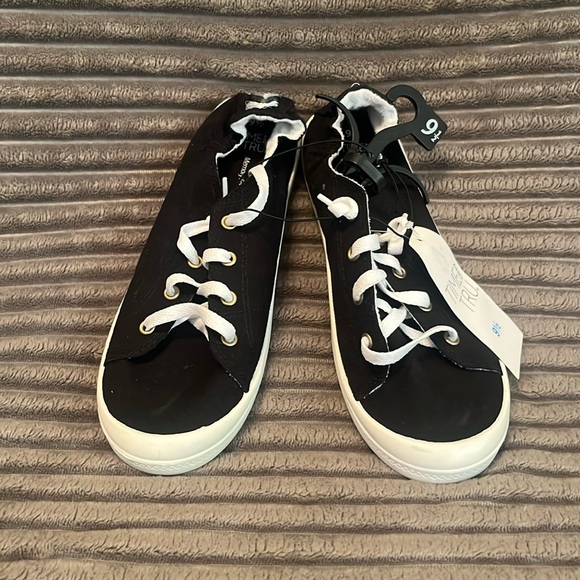 Time & Tru black & white slide ons NWT - Picture 1 of 4
